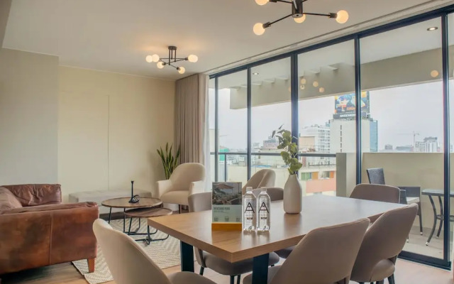 w Modern 3BR w Balcony Near Kennedy Park