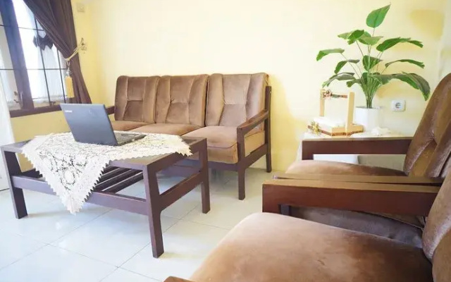 OYO Life 92991 Kost Amantu 2