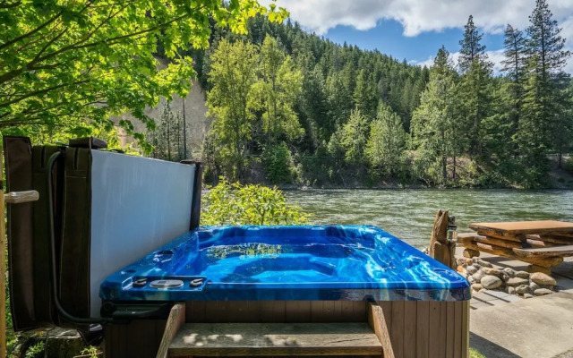 Moosehead Lodge 3 Bedroom Home by NW Comfy Cabins