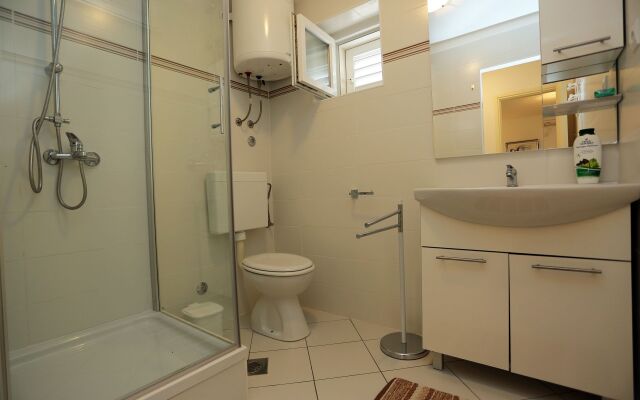 Apartment Ali - modern apartments: A2 Supetar, Island Brac