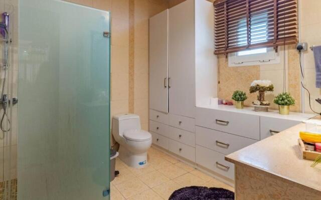 Cheerful 5-Bedroom Villa with Pool