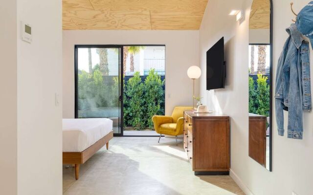 Blackhaus Suites by AvantStay – Modern Comfort in Downtown Palm Springs