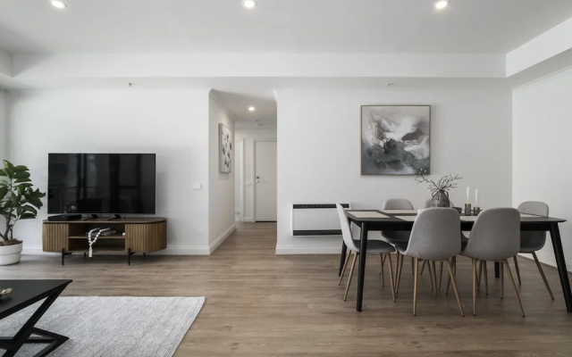 Spacious 3-bed Apartment in Melbourne CBD – Guest Rooms – Melbourne