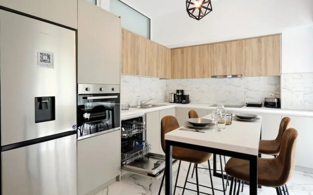 Elegant Big Apartment in Athens With Balcony