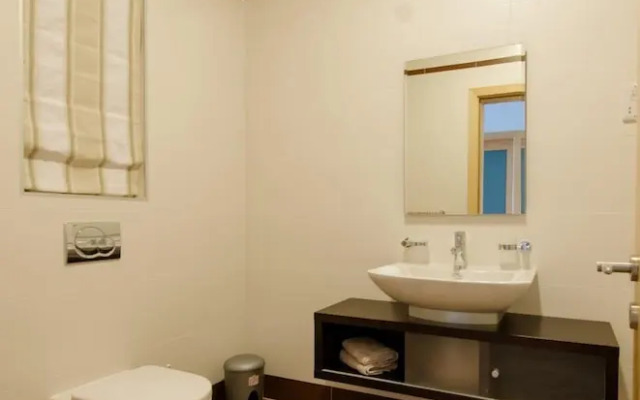 Seafront Luxury Apartment, Pool and Great Location