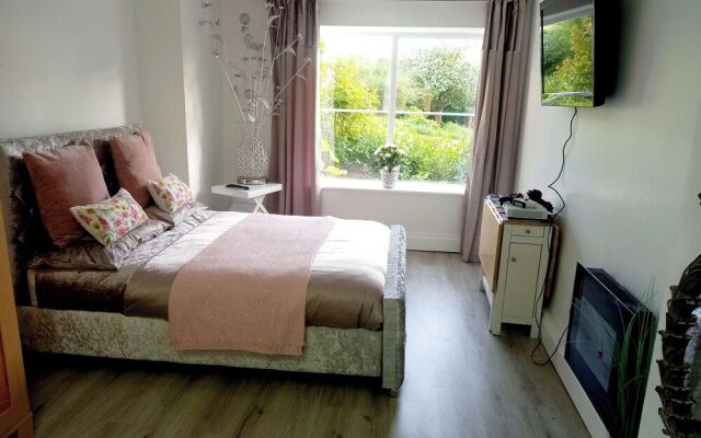 Luxurious Entire Studio in Axminster Suitable for