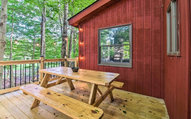 Poconos House w/ Large Deck, Gas Grill & Fire Pit!