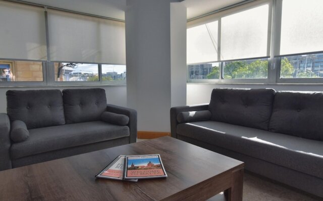 2 Bedroom Central and Spacious Apartment With Sea View - 2