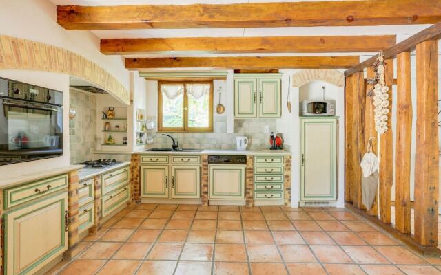 Holiday Home in Laluque with Terrace, Garden And Barbecue