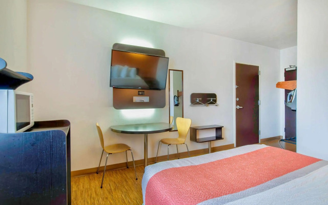 Motel 6 Eagle Pass, TX - Lakeside