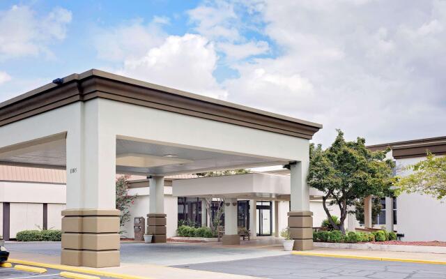 Days Inn by Wyndham Montgomery Near AUM