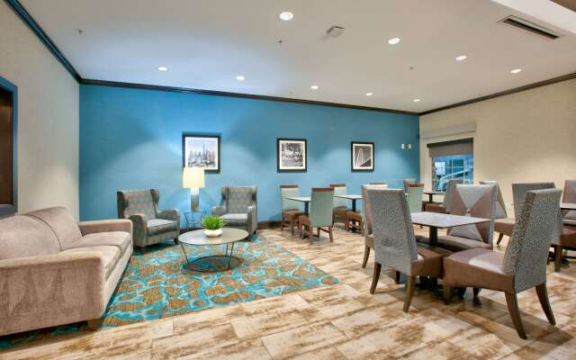 La Quinta Inn & Suites by Wyndham Dallas Grand Prairie South