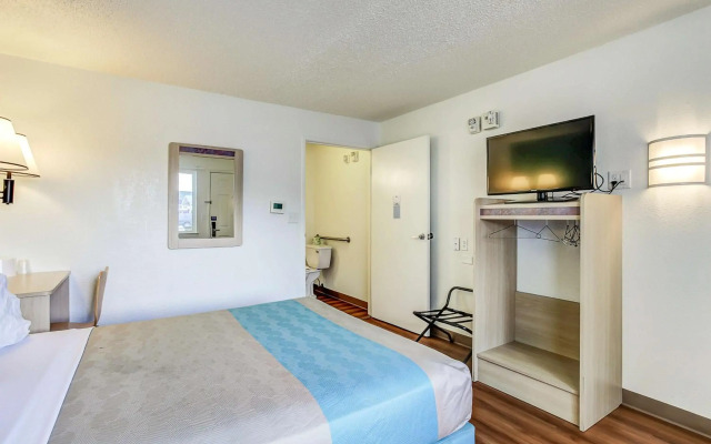 Motel 6 Coos Bay, OR