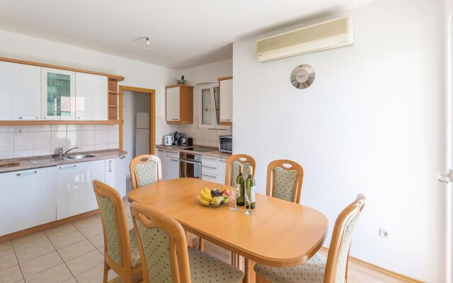 Amazing Apartment in Makarska With 5 Bedrooms and Wifi