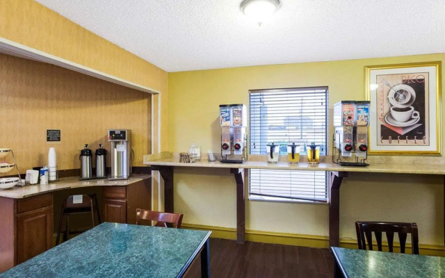 Rodeway Inn & Suites South of Fiesta Park