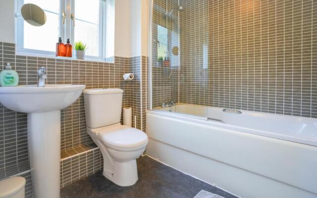 Rowsby Court - Stylish Apartment with Private Parking