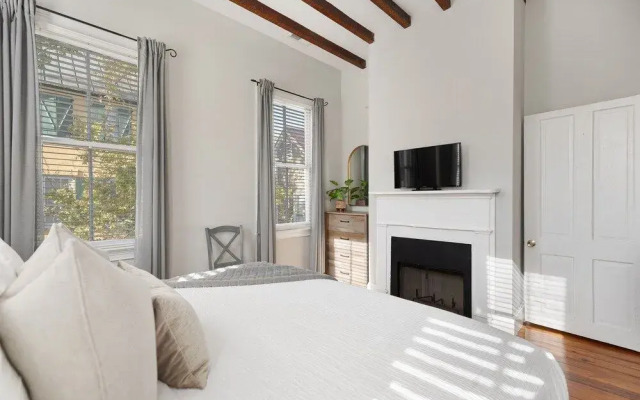 Beautiful Renovated Apartment Near King Street