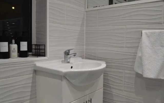 Harrow/sleeps10/privategarden/3br/freeparking/wifi