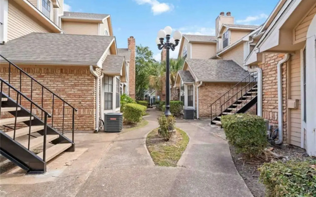 Upscale 1BR Condo in Med Center