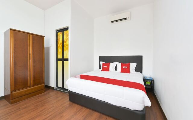 OYO 90869 Hotel Madeena Inn