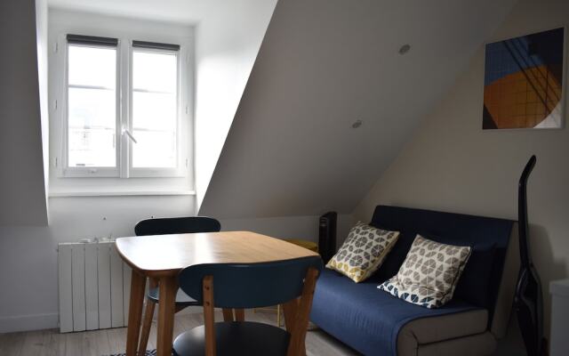 Cosy Renovated 1 Bedroom Apartment in 10th