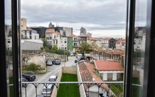 Comfortable&Central w/balcony-9 min walk Trindade