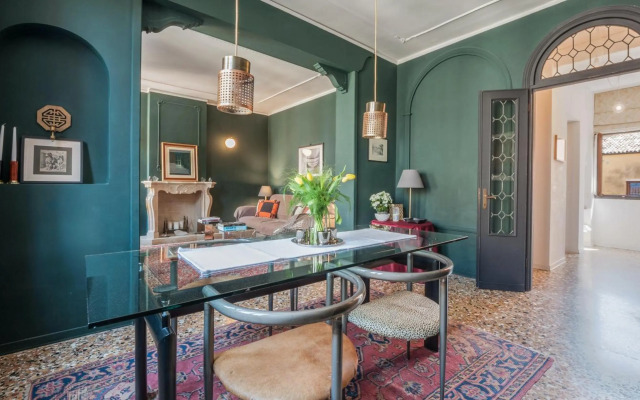 Stylish Renovated Apartment In The Heart Of The City