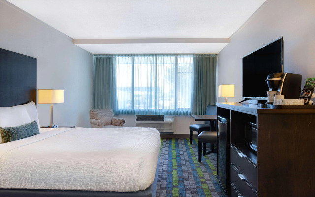 Days Inn by Wyndham Victoria Airport Sidney