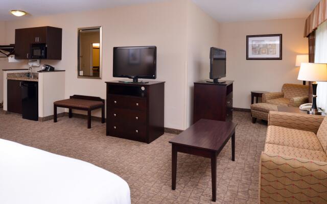 Holiday Inn Express and Suites Fairmont by IHG