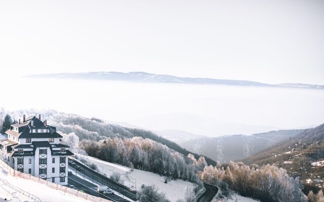 Sky Cabin Apartments