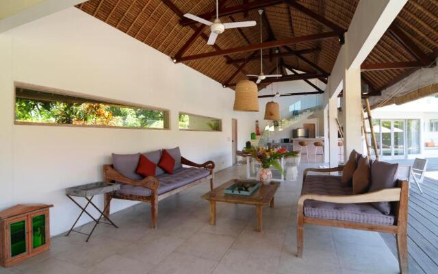 "stunning 4 Bedrooms Private Pool Villa in Canggu"