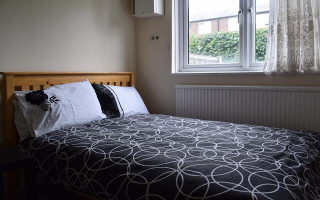 Spacious 2 Bedroom House in Bow