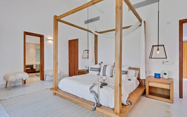 Modern Oasis Stunning Views of Golf Course River