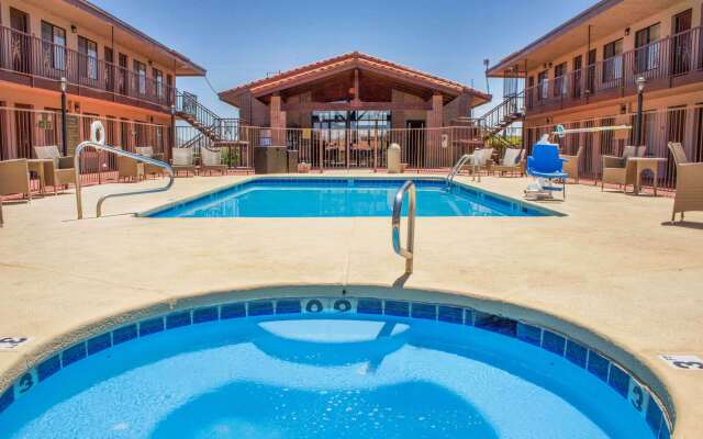 Quality Inn Benson I-10 Exit 304