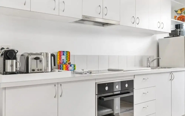 Spacious 1-bed Unit With Outdoor Patio Dining