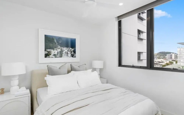 Luxury Palm Beach 1 BDR in The Village
