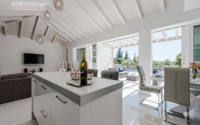 Luxurious Villa in Debeljak With Swimming Pool