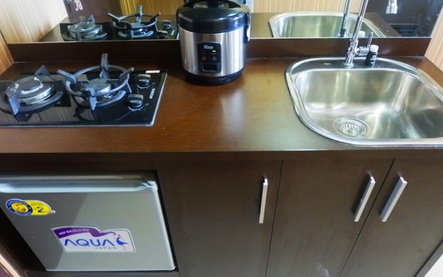 Cozy and Minimalist Studio Apartment at Tamansari Papilio By Travelio – Guest Rooms – Surabaya