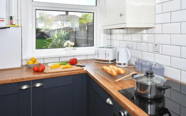 Orion House - sleeps 6, driveway, garden