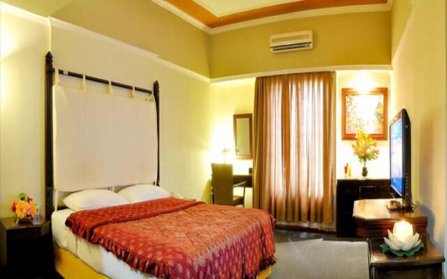 Tryas Hotel