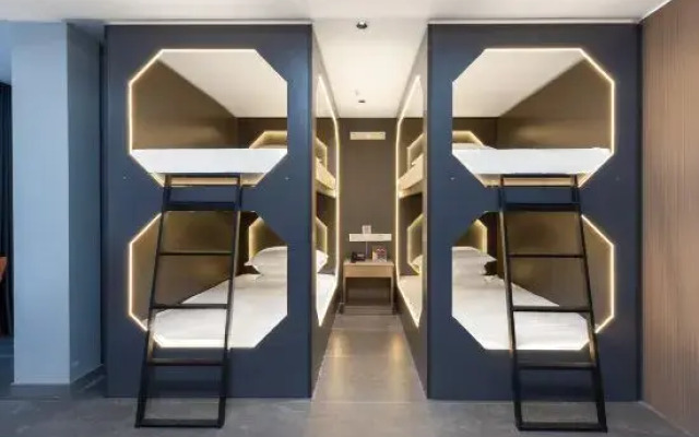 Burton Hotel (Xinyang High-speed Railway East Station)