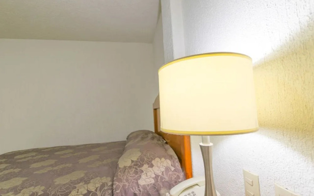 Suites Poliforum Inn