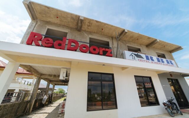 RedDoorz Near Lucap Wharf Alaminos