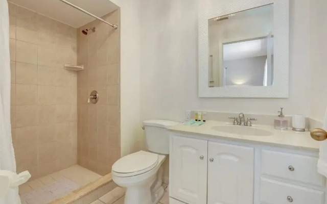 Woodridge - Private & Sanitized, Perfect for Social Distancing & Working From Home. Private Pool, Pet Friendly. Discounted During Pandemic. Super-host Support