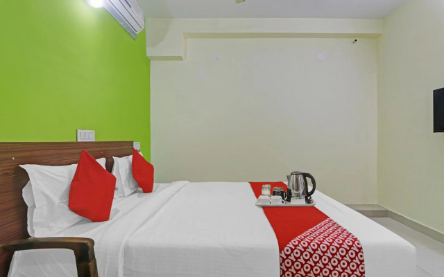 Super OYO 90936 Dk Reddy Square