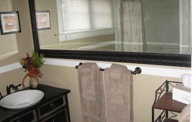 Cedar Suite Bed and Breakfast by Elevate Rooms
