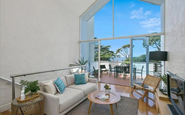 Lonnie Beach View Apartment
