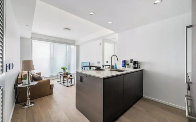 Chic Urban Stylish Condo in Downtown V