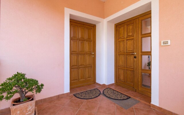 Amazing Home in Icici With Wifi and 2 Bedrooms