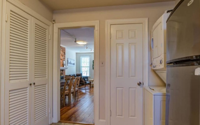 3BR Colonial House w/Parking by CozySuites